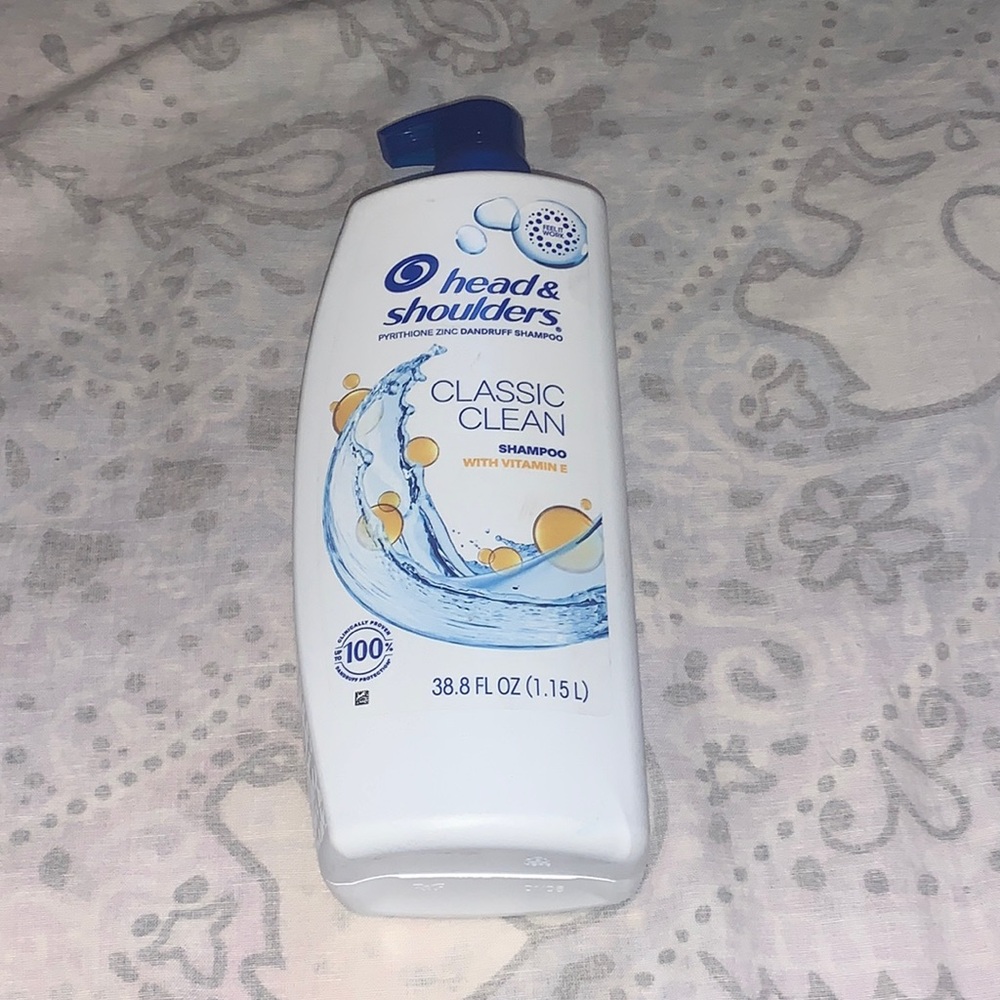 New Head & Shoulders Anti-Dandruff Shampoo with Vitamin E Classic Clean 38.8 oz